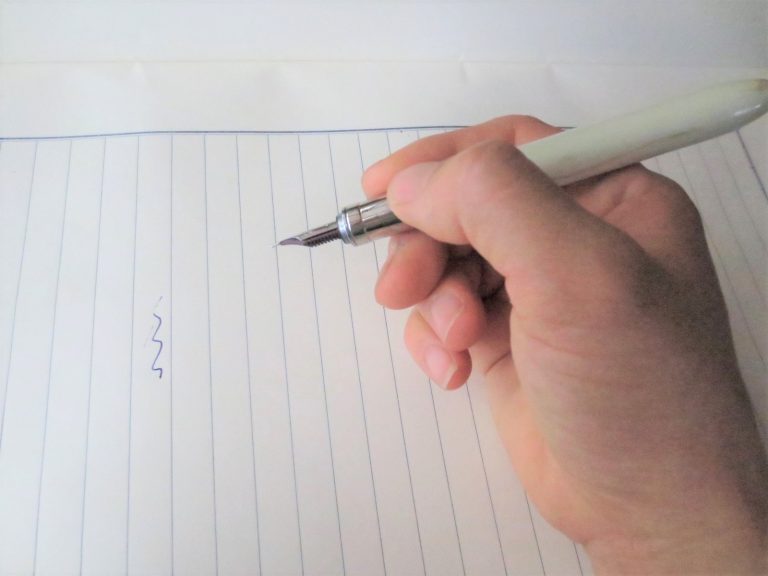 万年筆屋が教える!いつまででも書けちゃう、万年筆の持ちかた